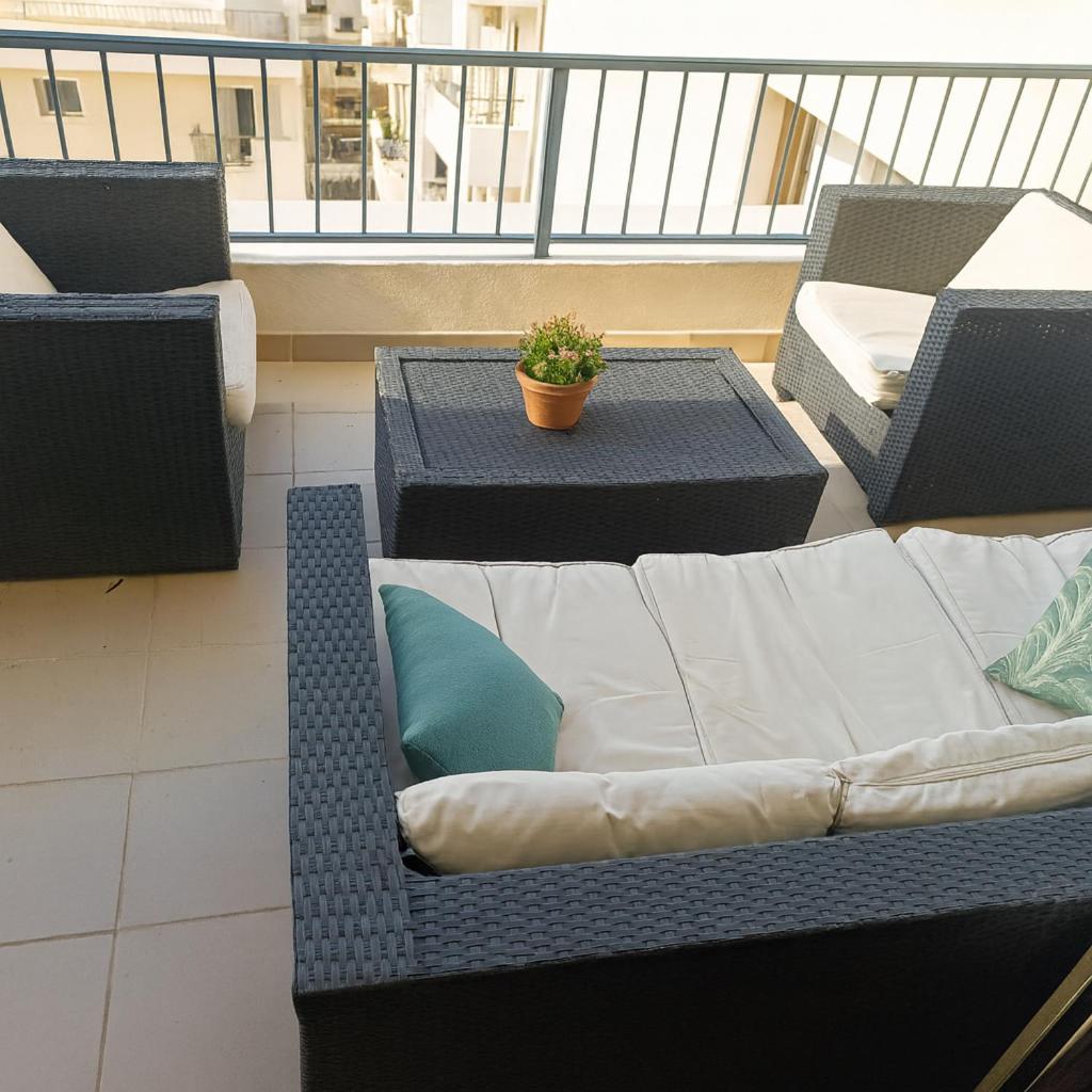 Modern Penthouse with 2 Bedroom & 2 Terraces by Seafront Walk