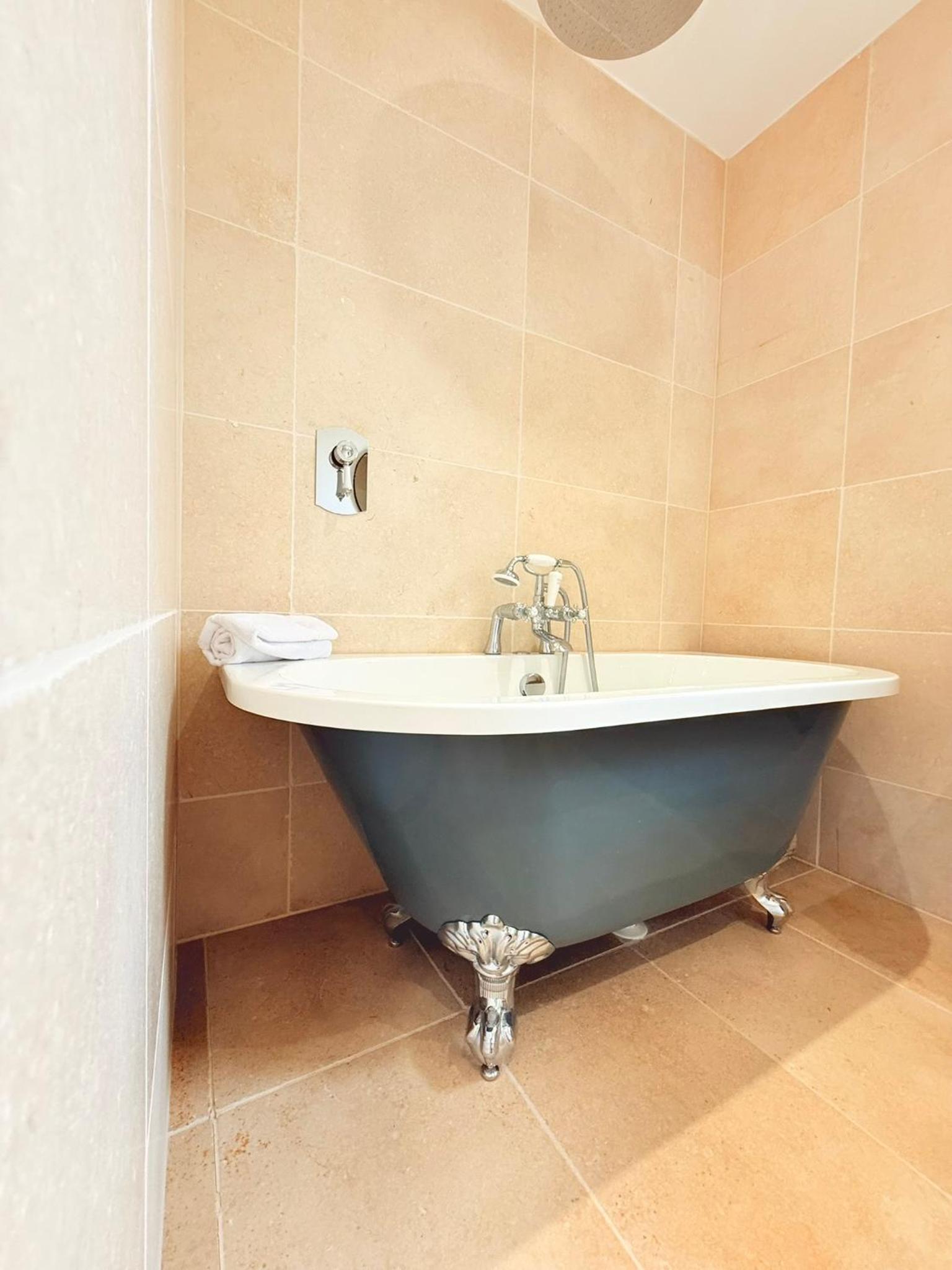 Serene Cotswold Escape 360 Views Private Acres Dog Friendly