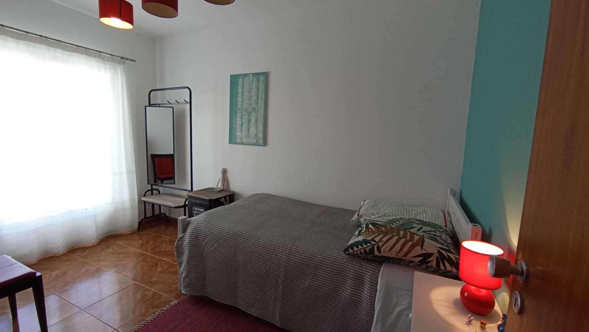 3 Bed House - Sleeps 4 - Wifi - Parking