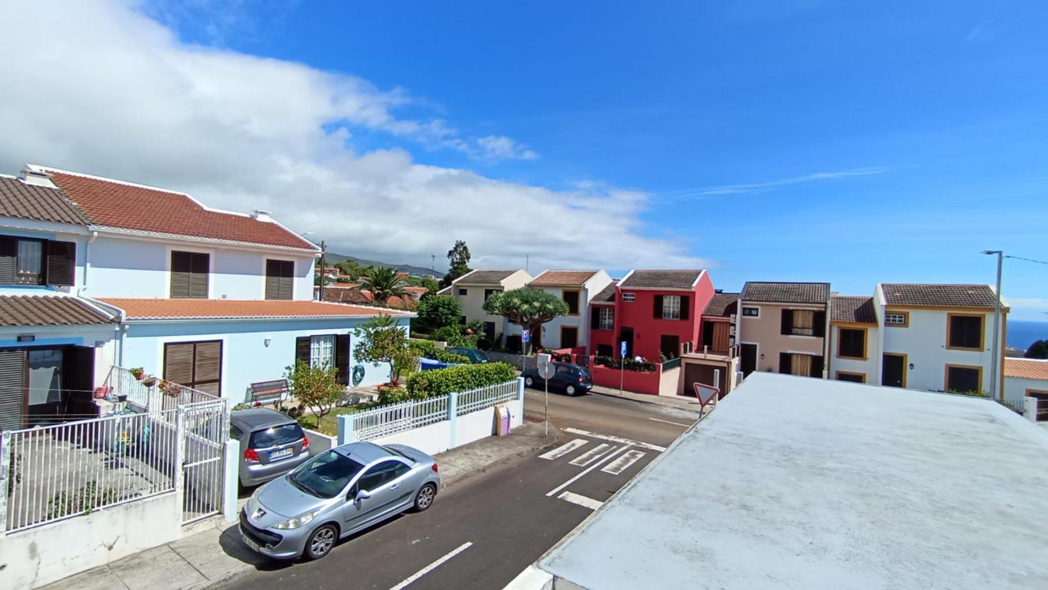 3 Bed House - Sleeps 4 - Wifi - Parking