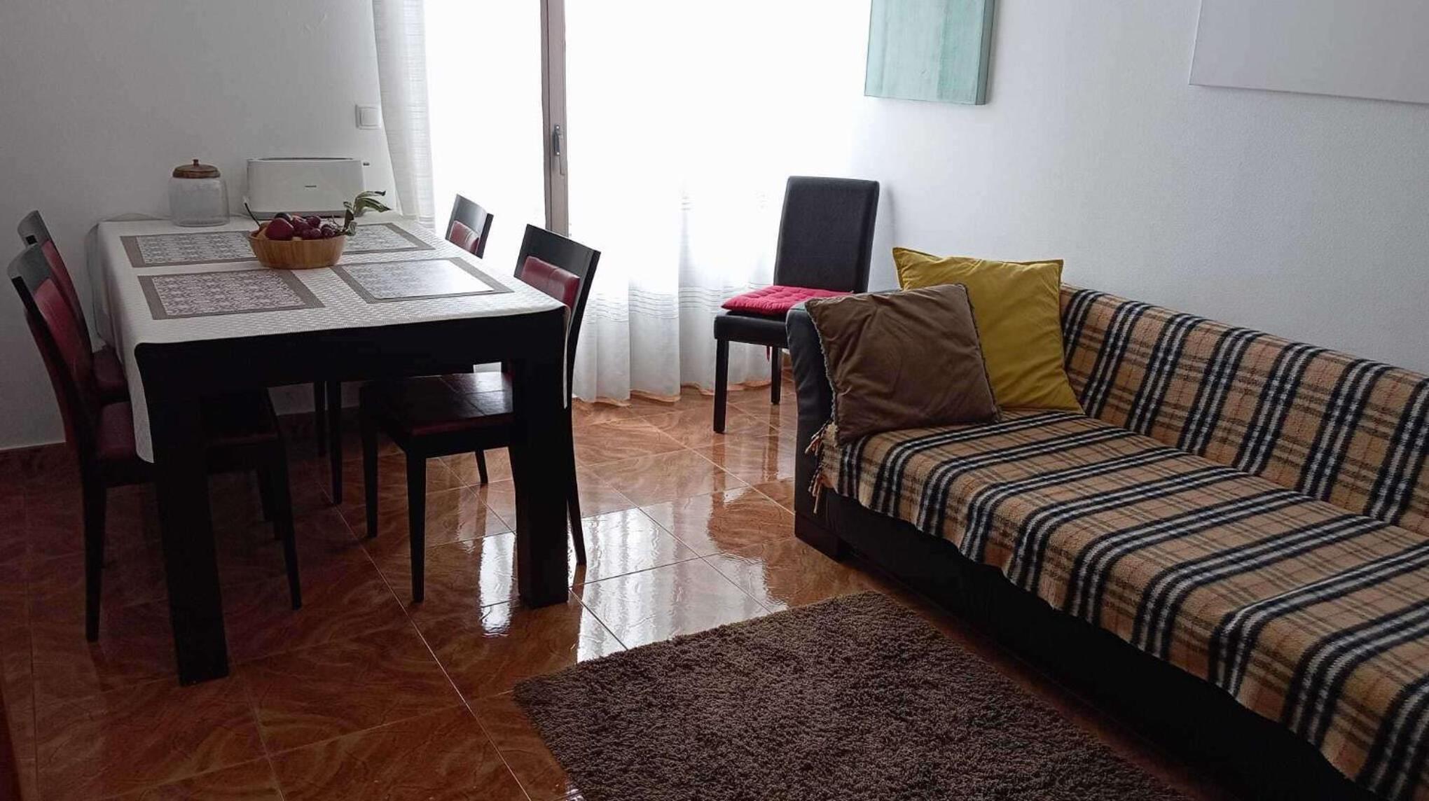 3 Bed House - Sleeps 4 - Wifi - Parking