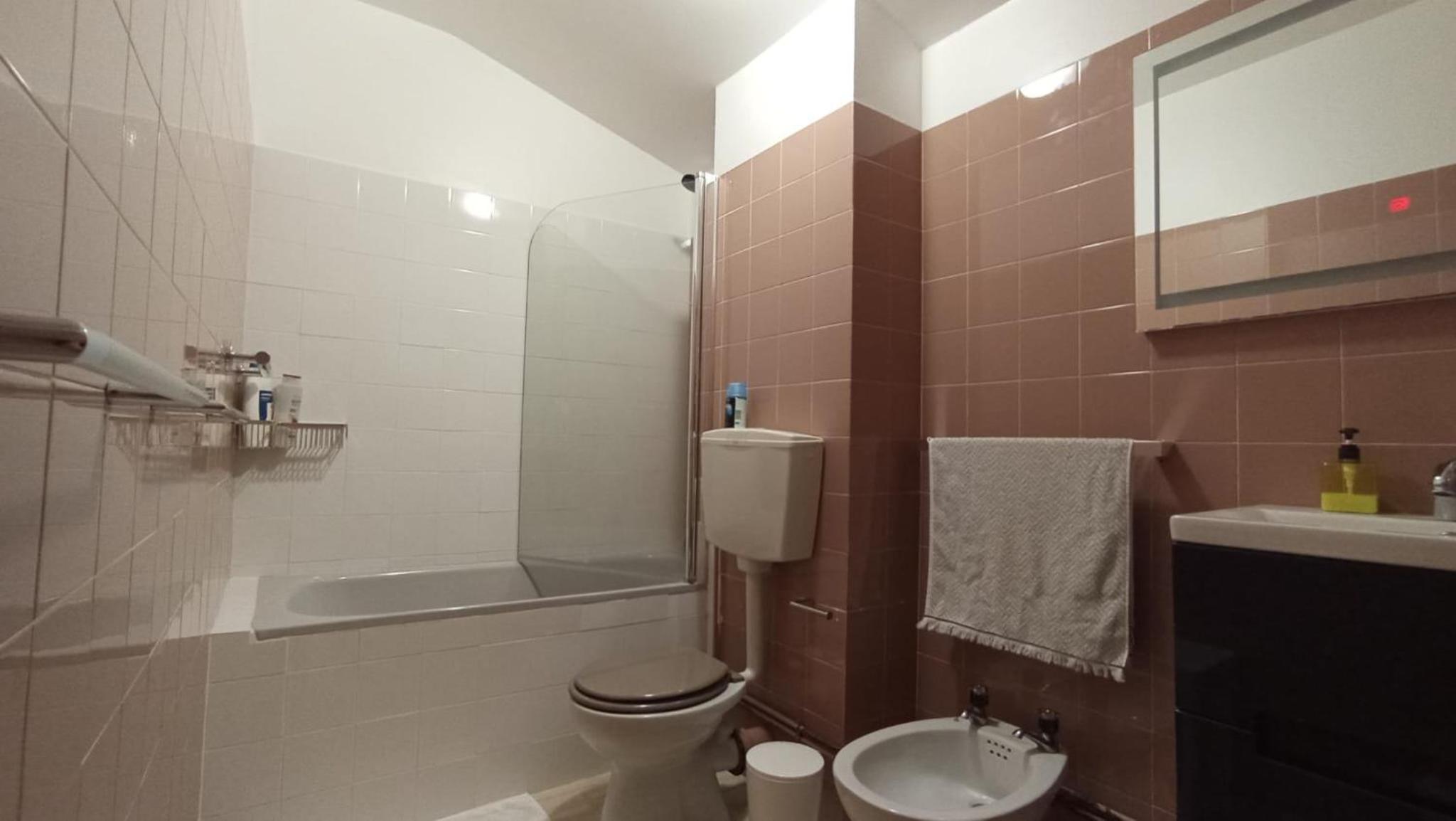 3 Bed House - Sleeps 4 - Wifi - Parking