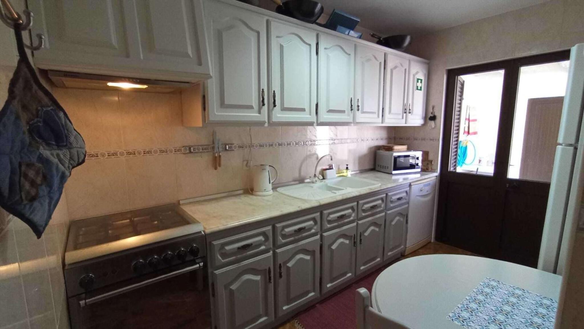 3 Bed House - Sleeps 4 - Wifi - Parking