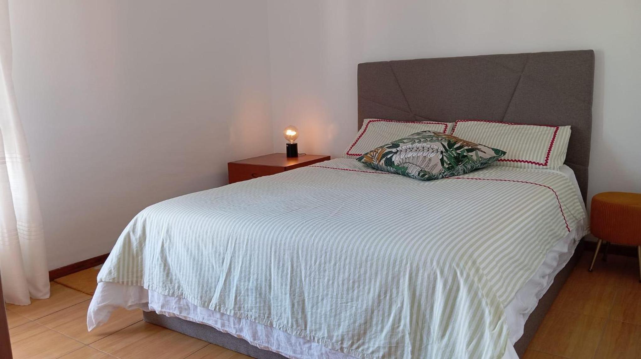 3 Bed House - Sleeps 4 - Wifi - Parking