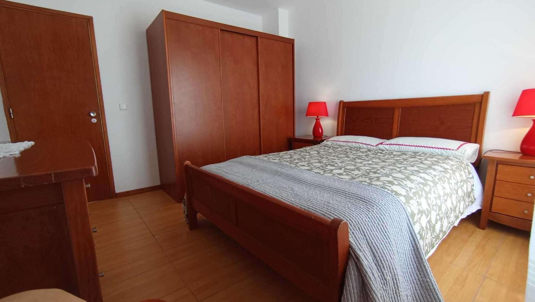 3 Bed House - Sleeps 4 - Wifi - Parking