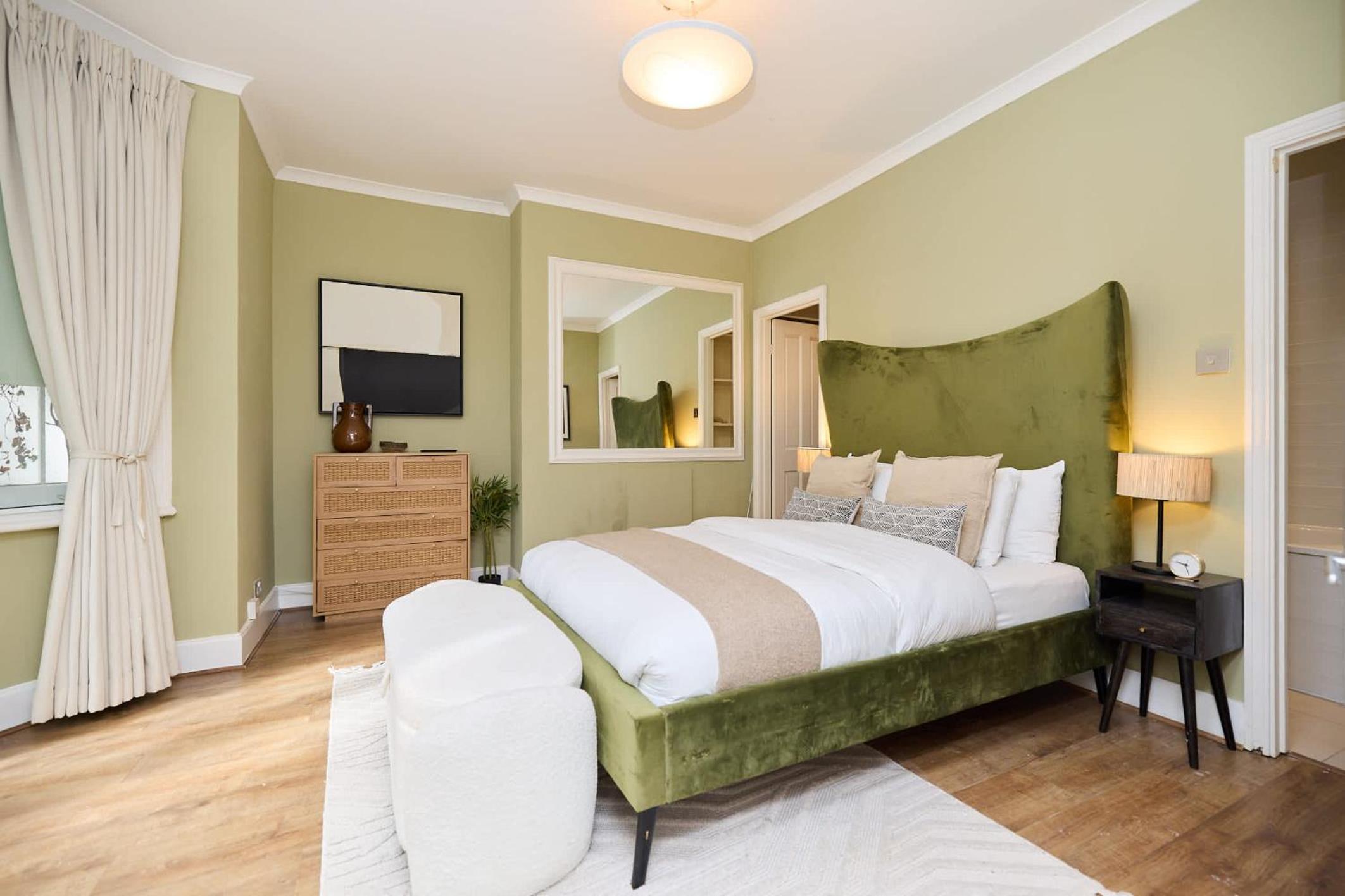 Kensington Garden Flat with Office & Outdoor Space