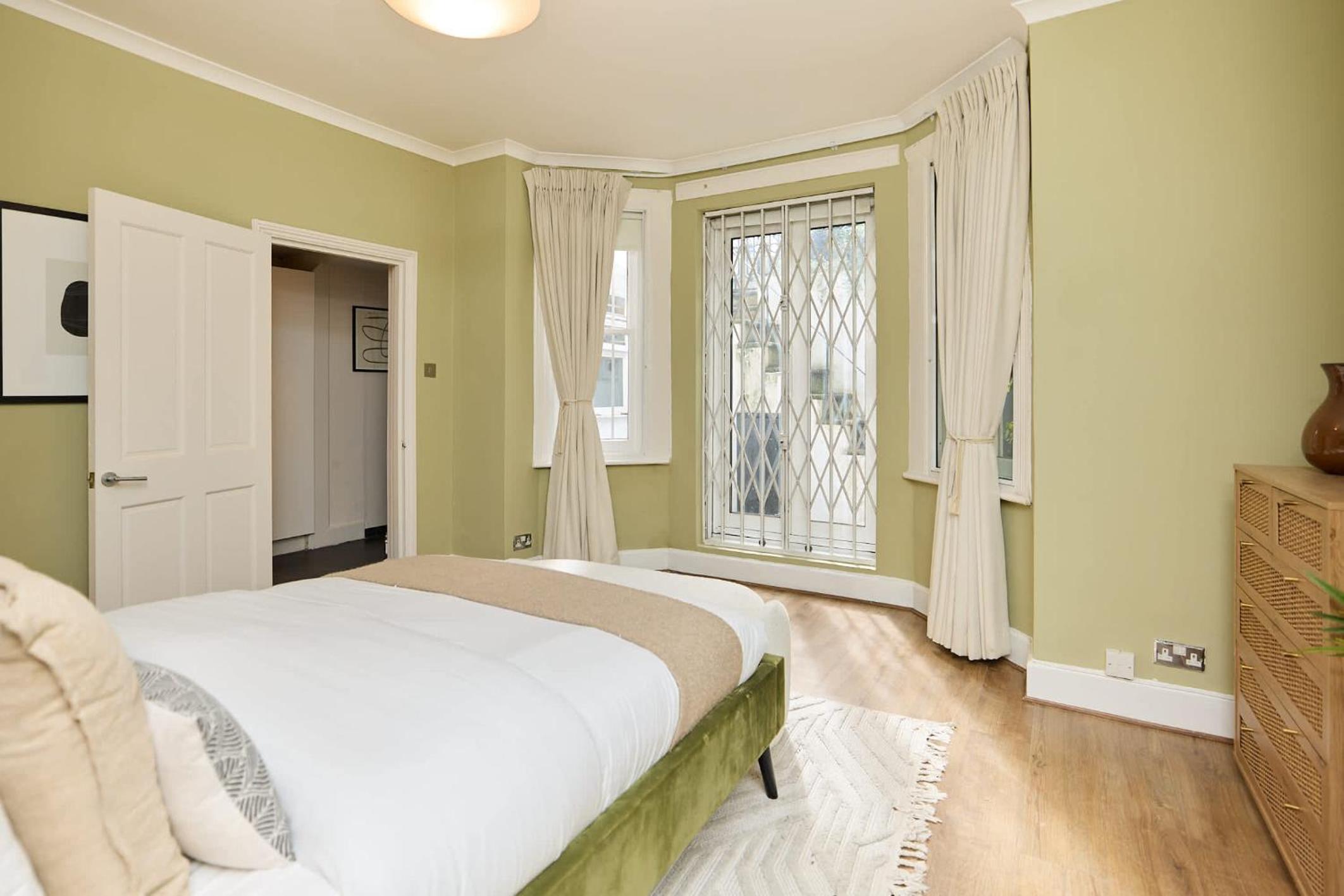 Kensington Garden Flat with Office & Outdoor Space