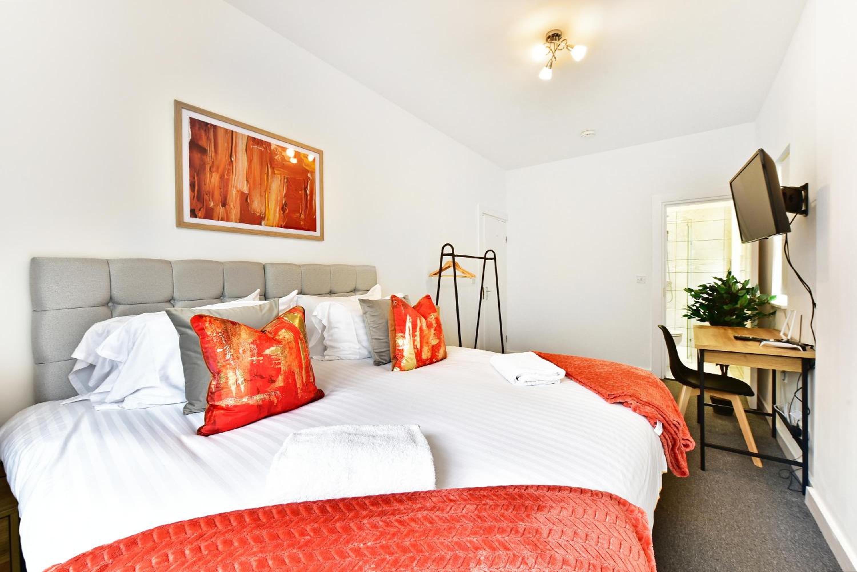Ground Floor 2-Bed Near City Centre and Broadway