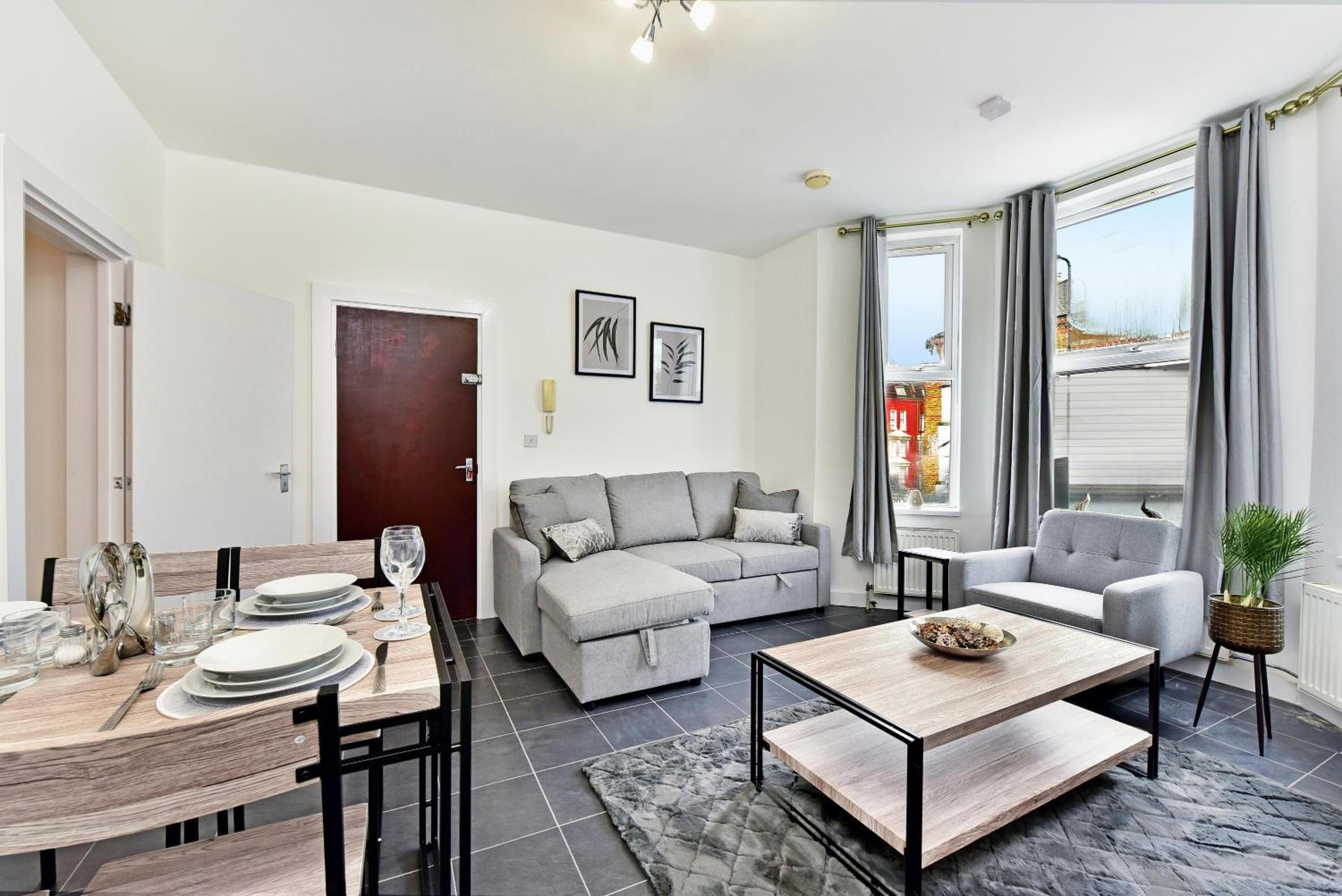 Ground Floor 2-Bed Near City Centre and Broadway