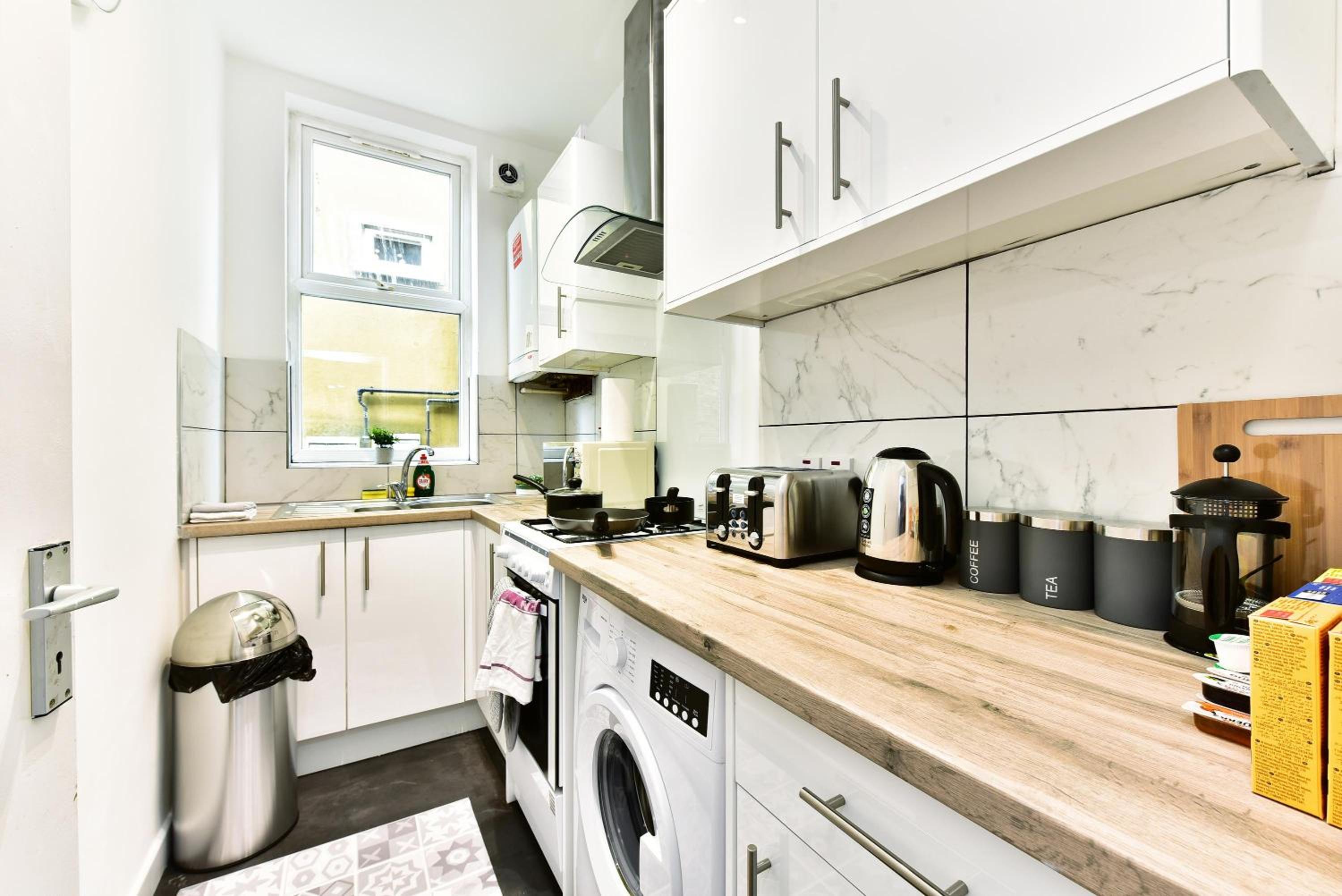Ground Floor 2-Bed Near City Centre and Broadway