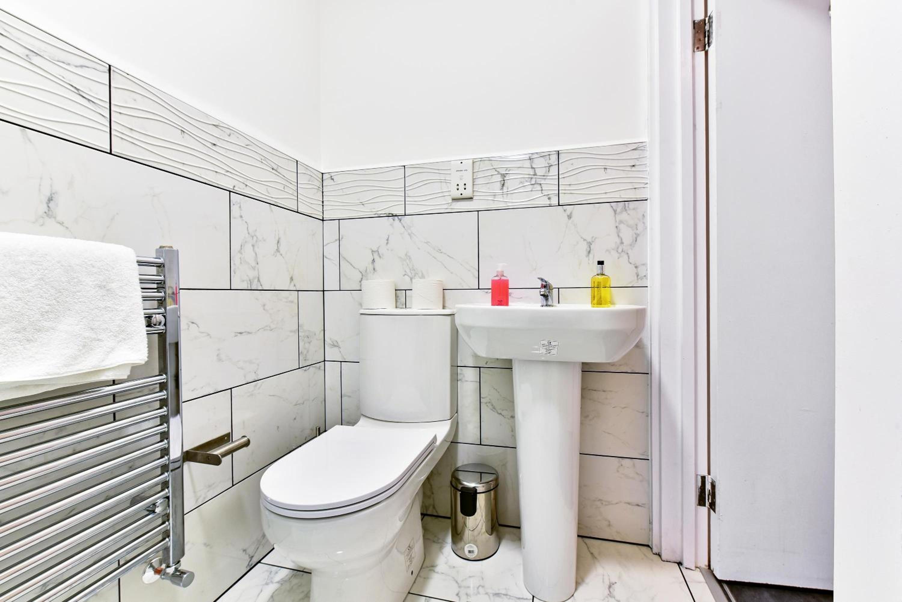 Ground Floor 2-Bed Near City Centre and Broadway