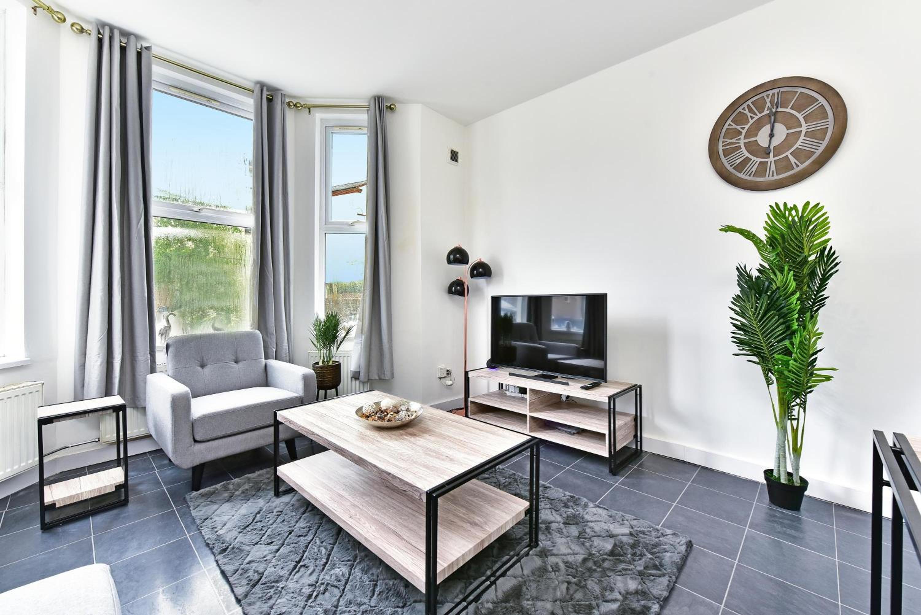 Ground Floor 2-Bed Near City Centre and Broadway