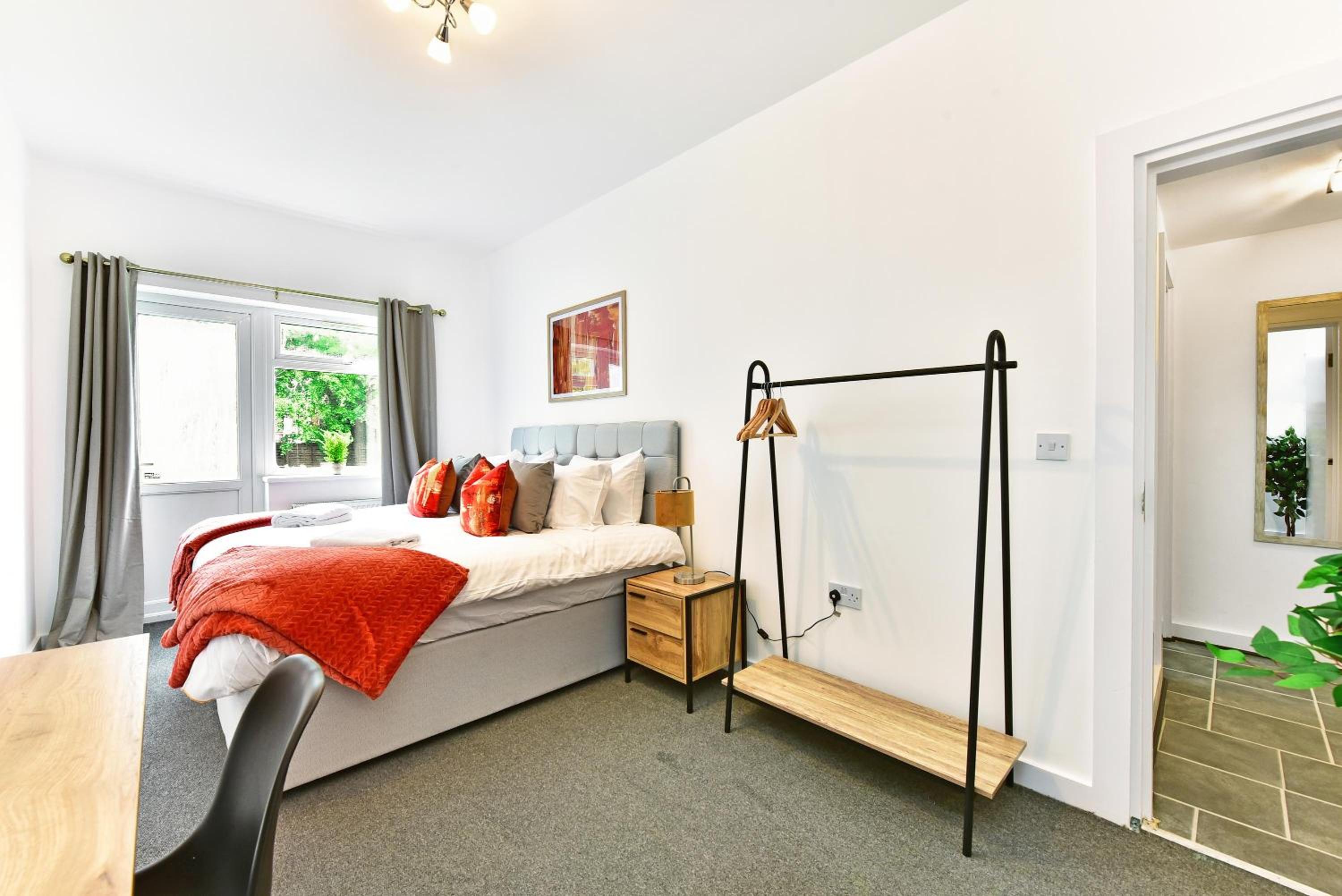 Ground Floor 2-Bed Near City Centre and Broadway
