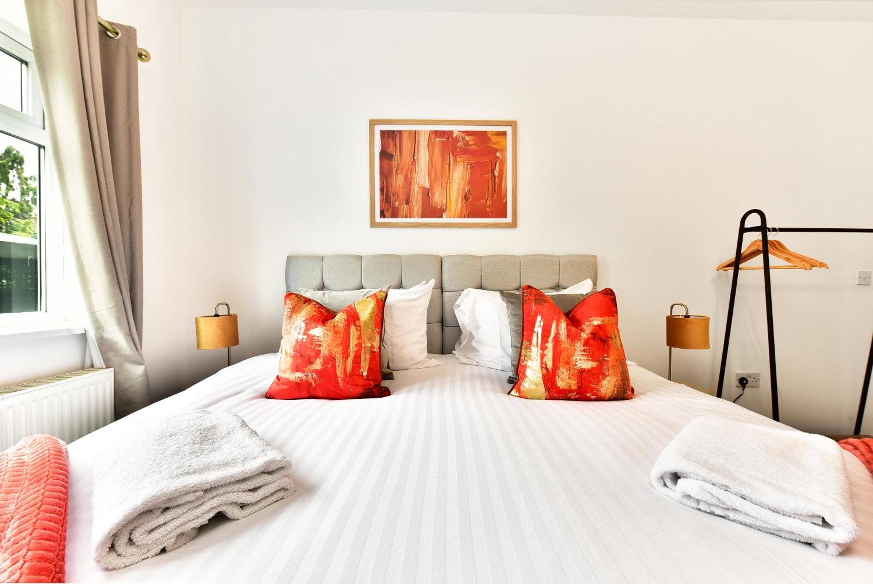 Ground Floor 2-Bed Near City Centre and Broadway
