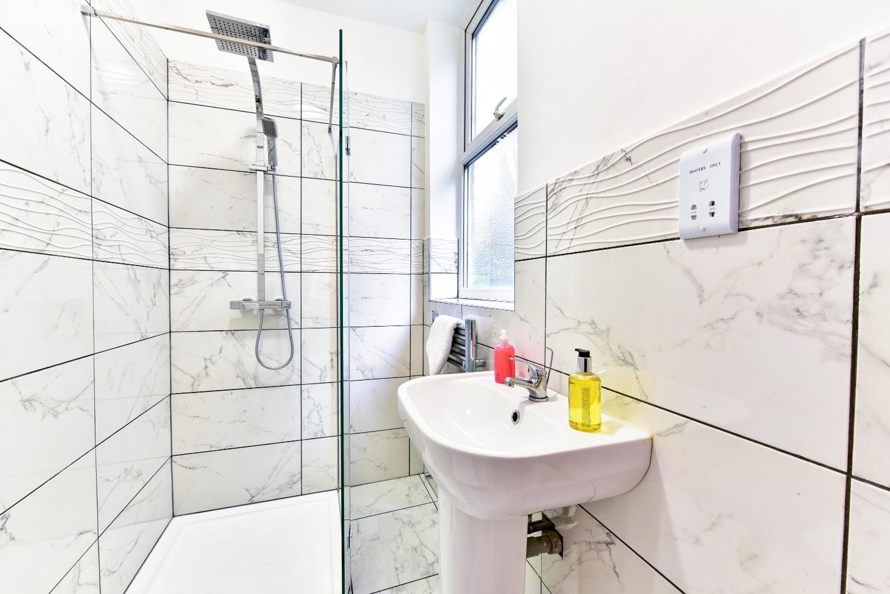 Ground Floor 2-Bed Near City Centre and Broadway