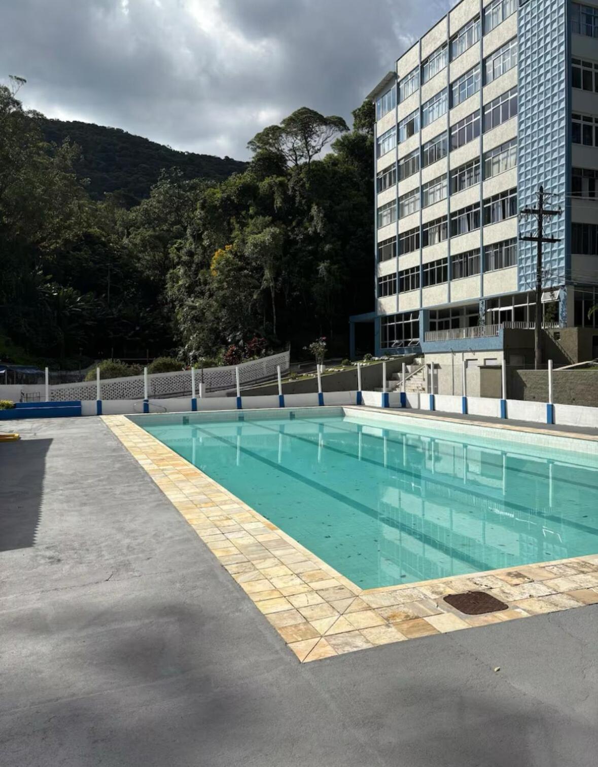 Loft em condomínio próximo à entrada da cidade