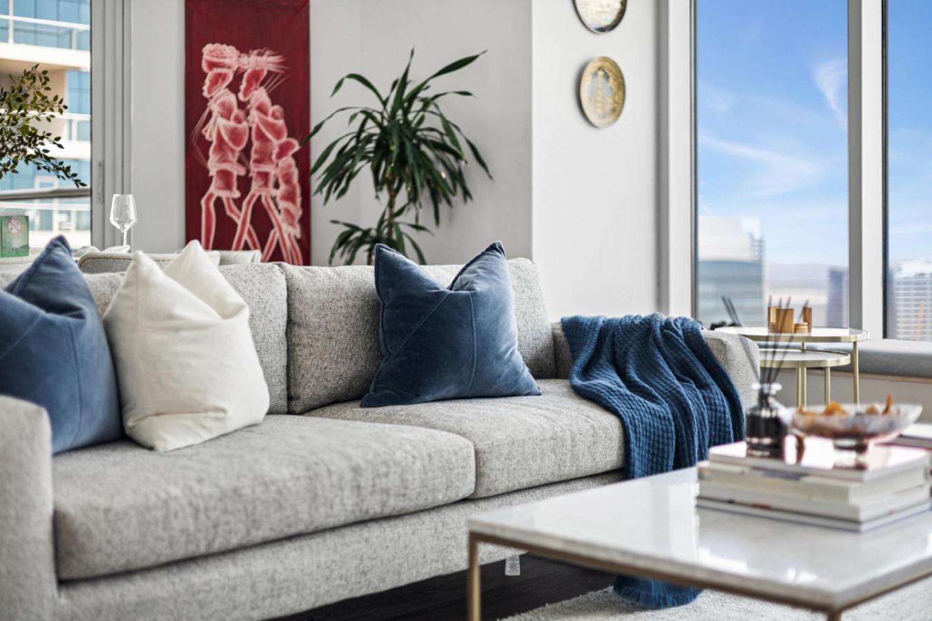 Luxury 1BR with Workspace Next To Dubai Mall