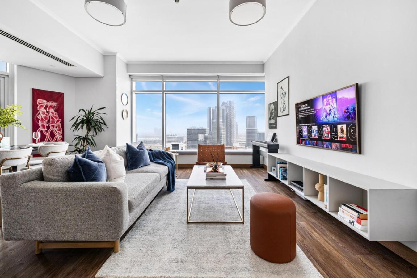 Luxury 1BR with Workspace Next To Dubai Mall