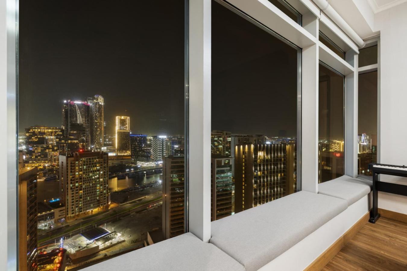 Luxury 1BR with Workspace Next To Dubai Mall