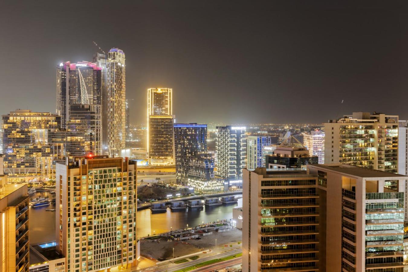 Luxury 1BR with Workspace Next To Dubai Mall