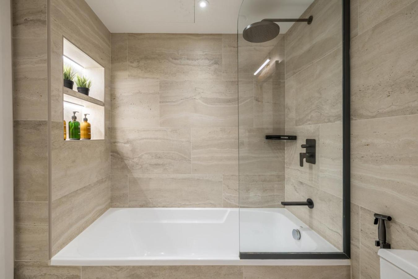 Luxury 1BR with Workspace Next To Dubai Mall