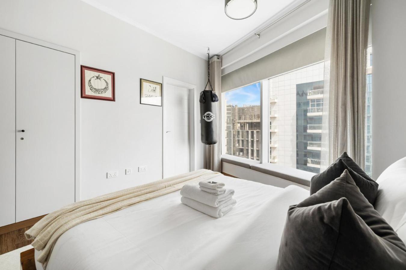 Luxury 1BR with Workspace Next To Dubai Mall