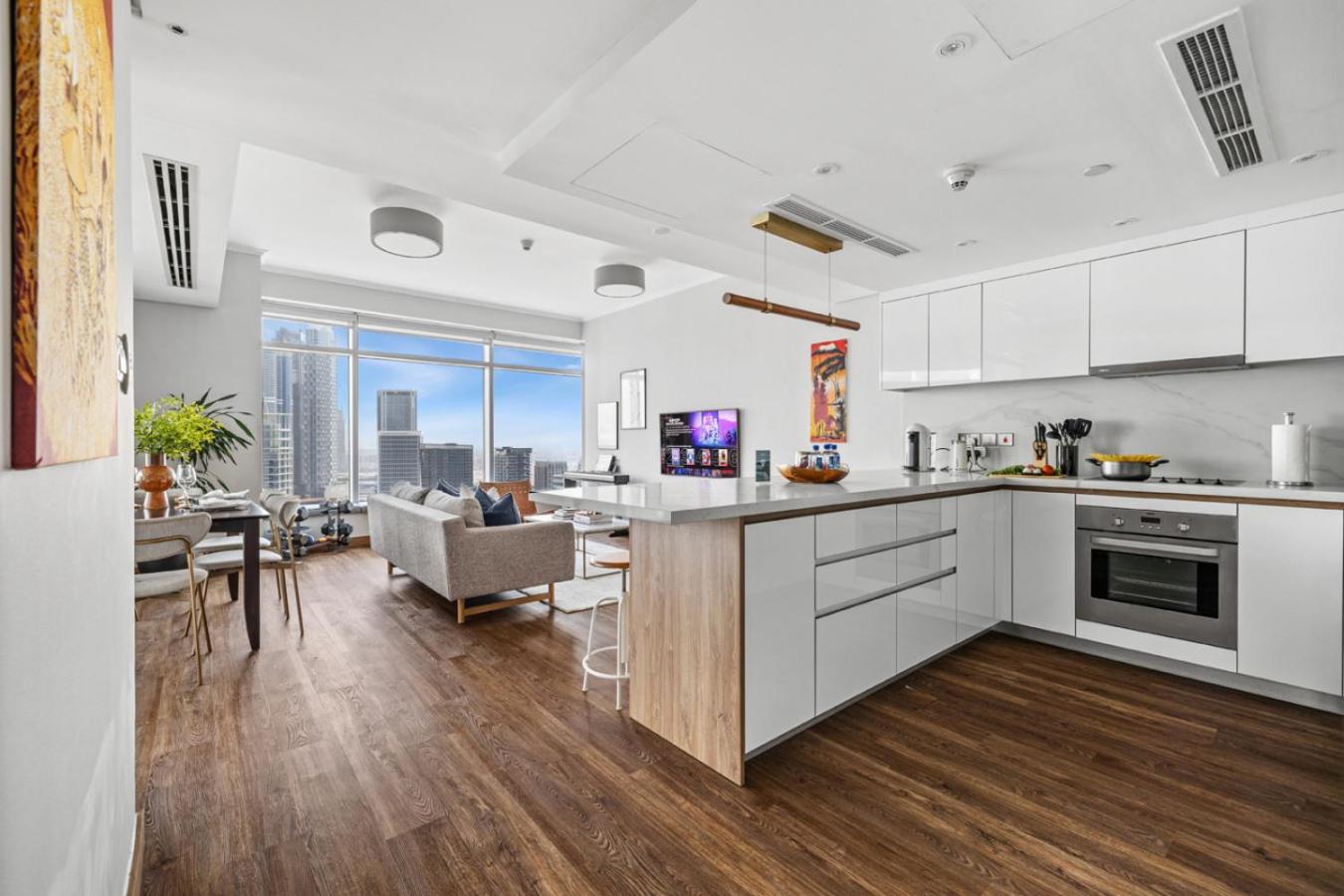 Luxury 1BR with Workspace Next To Dubai Mall