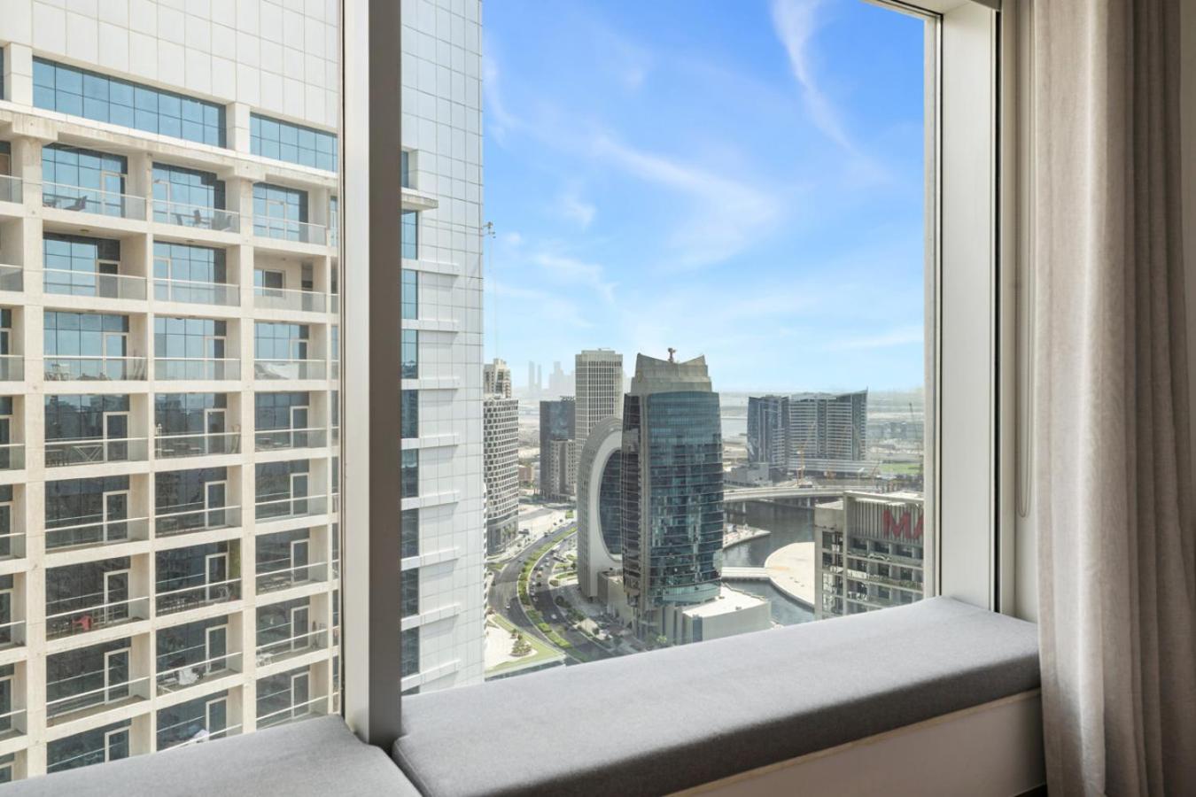 Luxury 1BR with Workspace Next To Dubai Mall