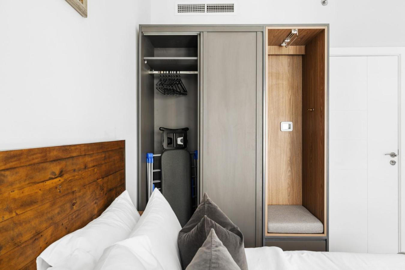 Luxury 1BR with Workspace Next To Dubai Mall