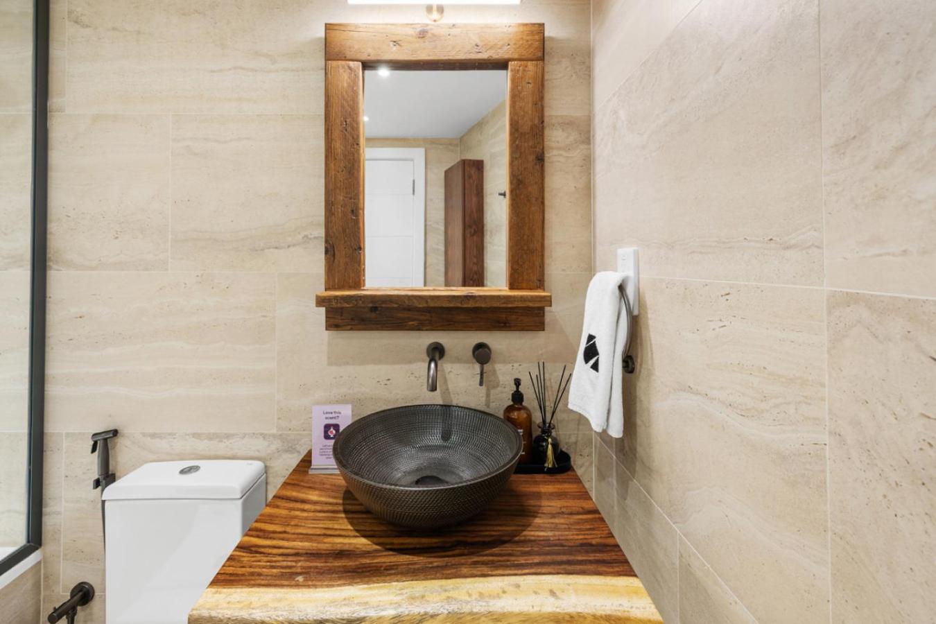 Luxury 1BR with Workspace Next To Dubai Mall
