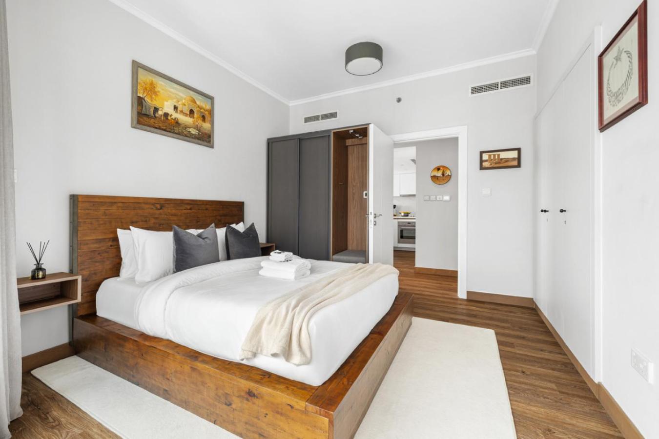 Luxury 1BR with Workspace Next To Dubai Mall