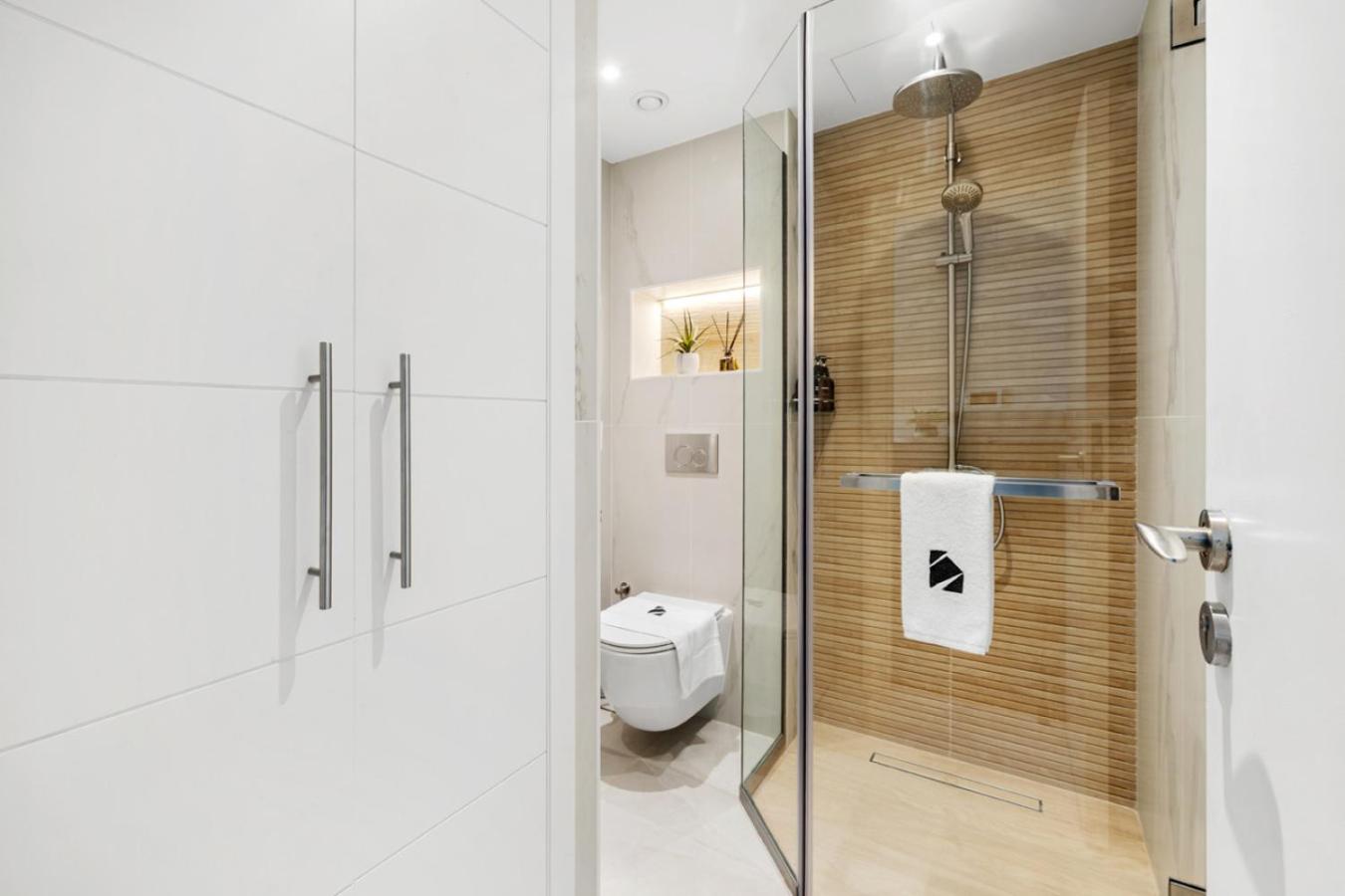 Luxury 1BR with Workspace Next To Dubai Mall