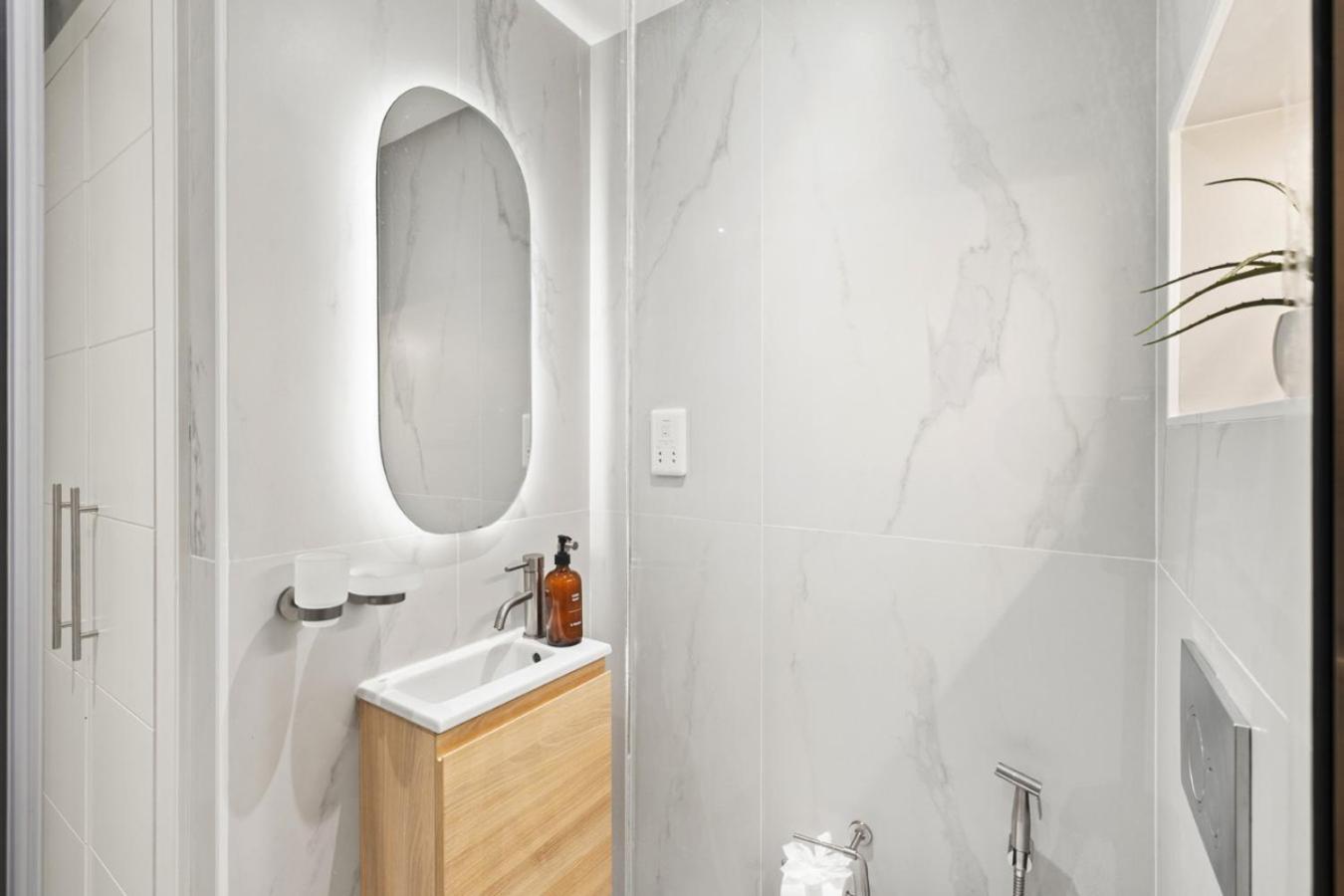 Luxury 1BR with Workspace Next To Dubai Mall