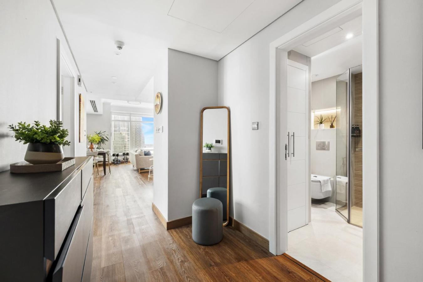 Luxury 1BR with Workspace Next To Dubai Mall