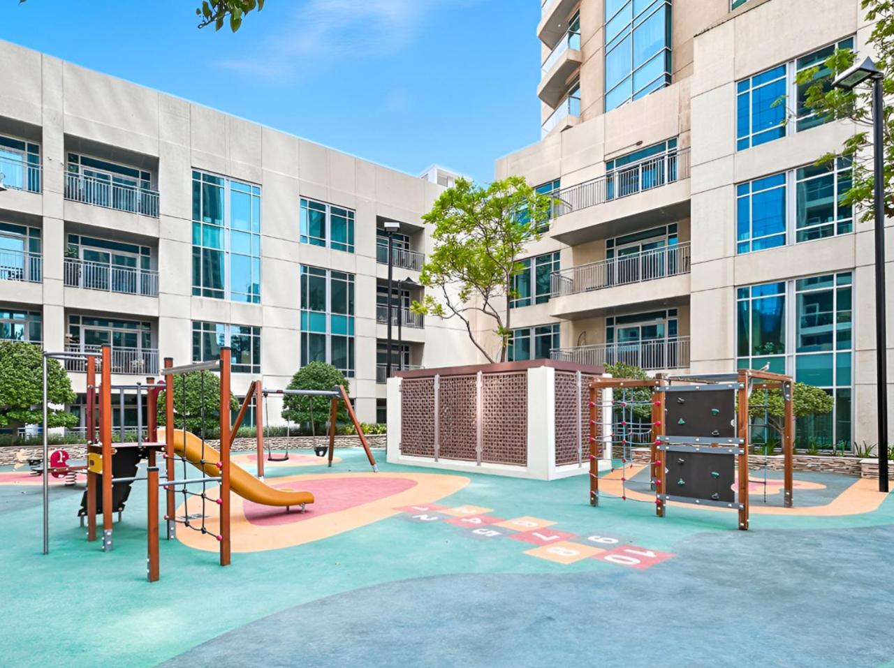 Luxury 1BR with Workspace Next To Dubai Mall