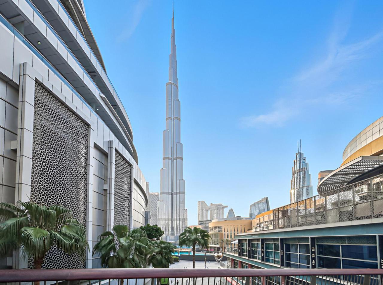 Luxury 1BR with Workspace Next To Dubai Mall