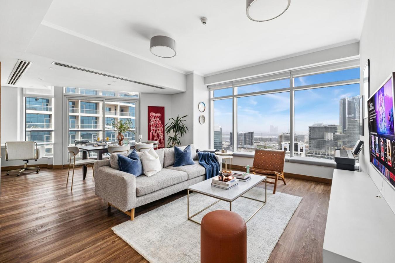 Luxury 1BR with Workspace Next To Dubai Mall