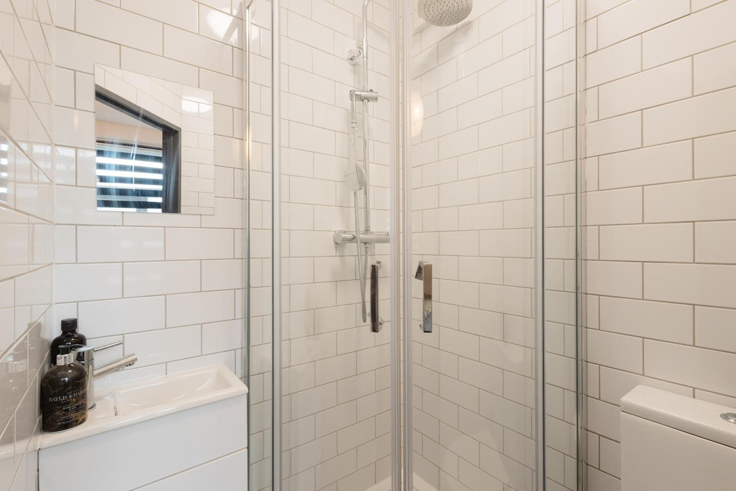 2 Bed 2 Bath Home, Garden, Parking, Sleeps 6, Fast Wifi, Smart TV