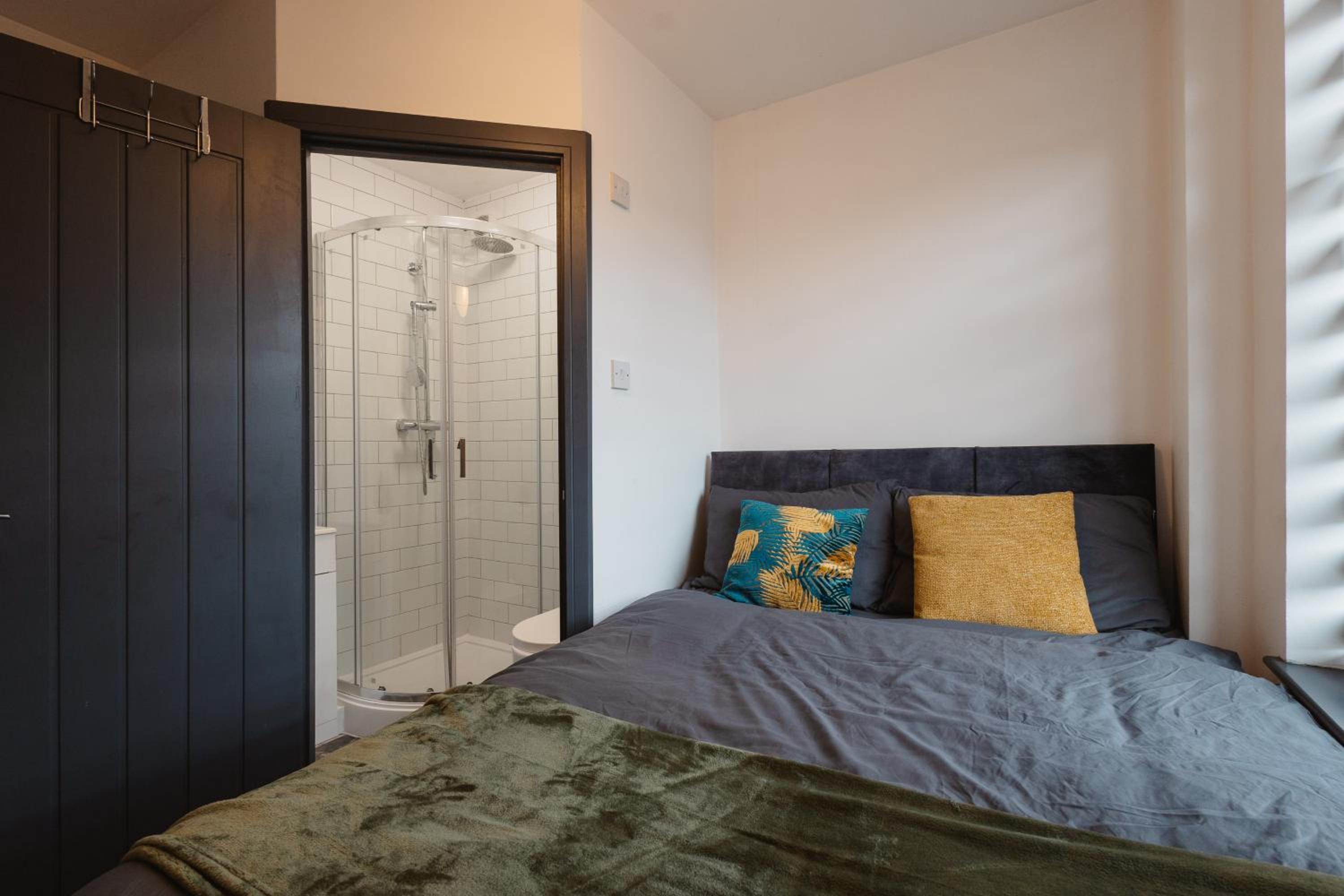 2 Bed 2 Bath Home, Garden, Parking, Sleeps 6, Fast Wifi, Smart TV