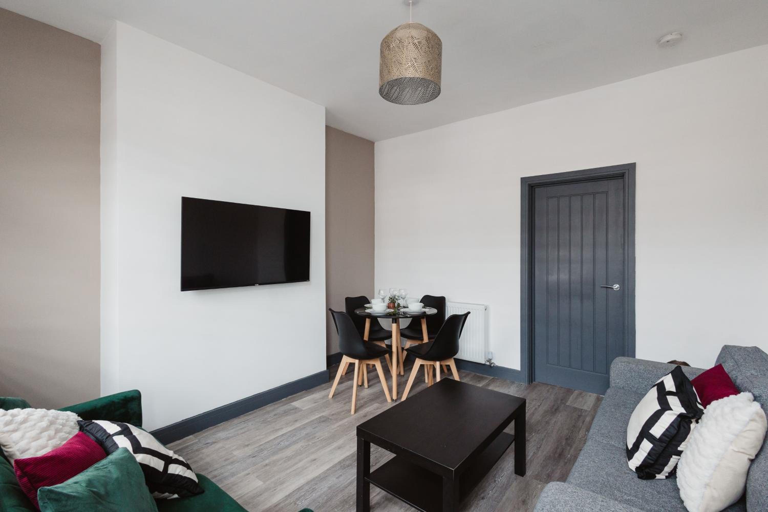 2 Bed 2 Bath Home, Garden, Parking, Sleeps 6, Fast Wifi, Smart TV