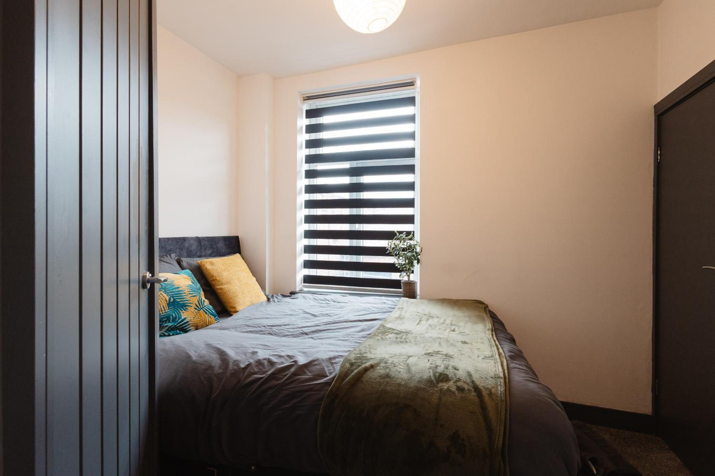 2 Bed 2 Bath Home, Garden, Parking, Sleeps 6, Fast Wifi, Smart TV