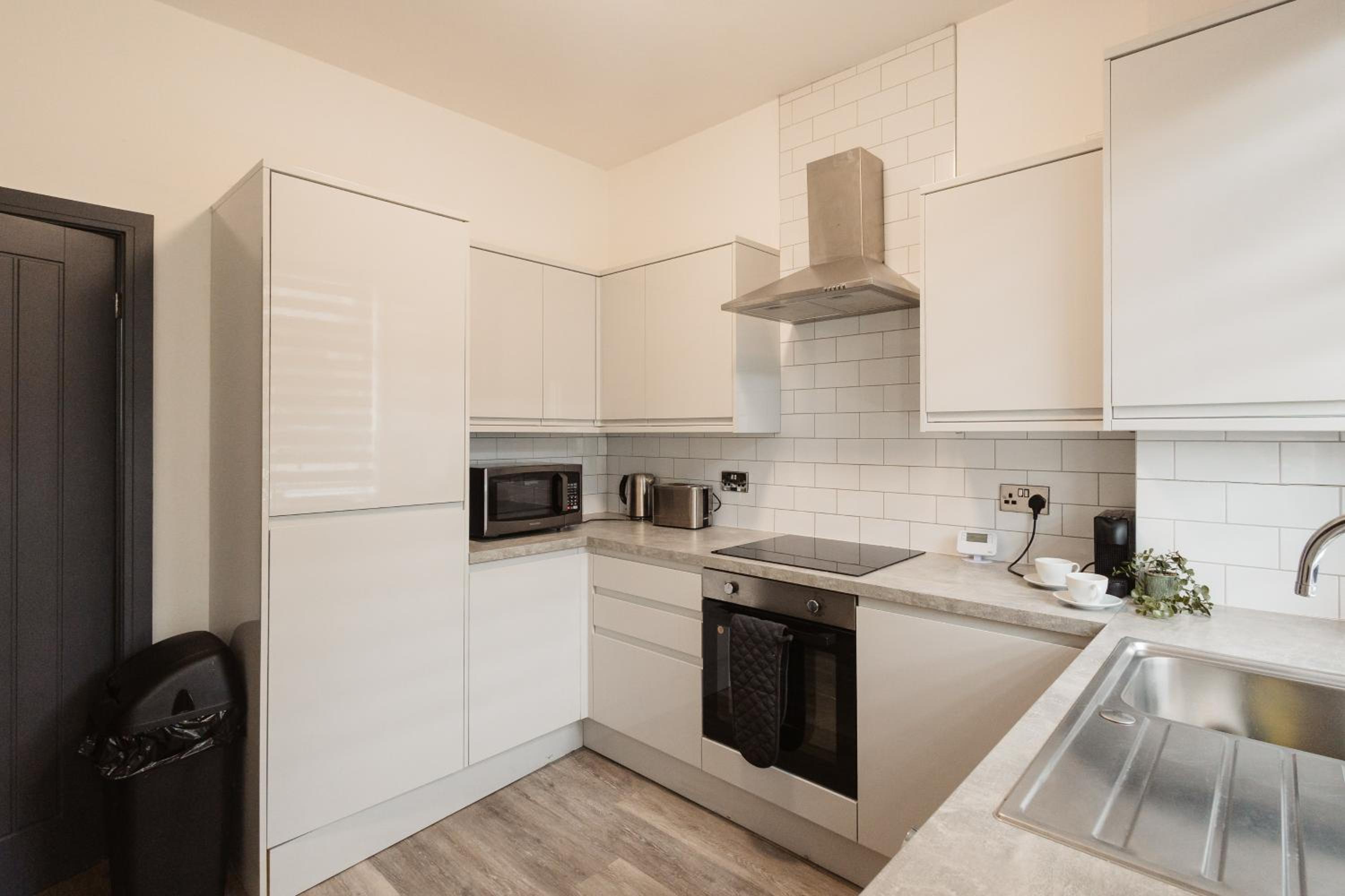 2 Bed 2 Bath Home, Garden, Parking, Sleeps 6, Fast Wifi, Smart TV