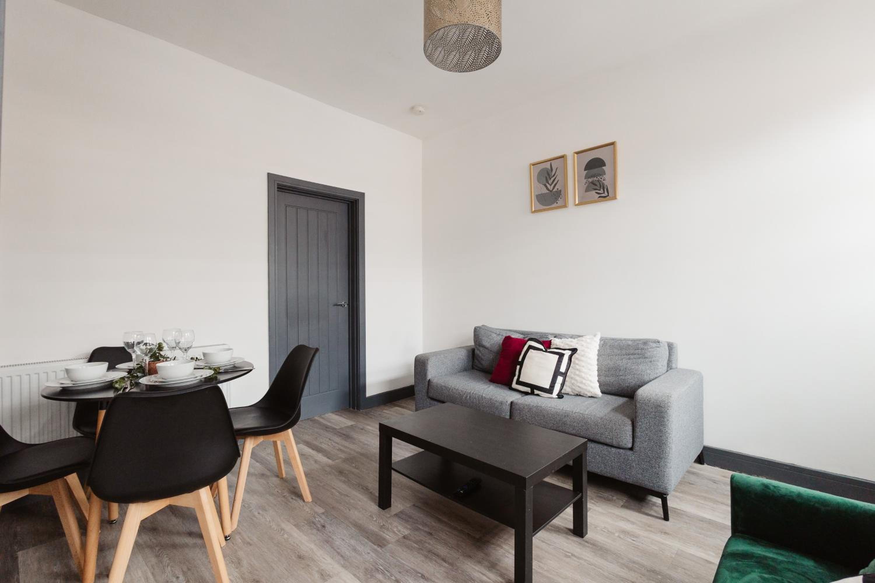 2 Bed 2 Bath Home, Garden, Parking, Sleeps 6, Fast Wifi, Smart TV