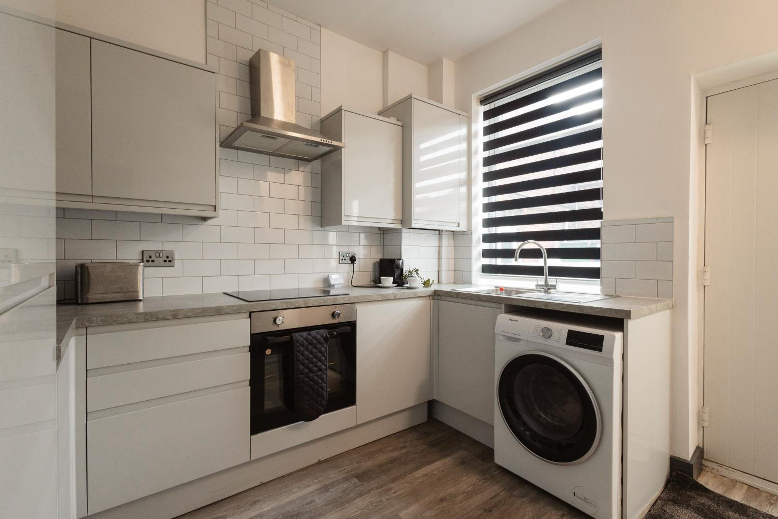 2 Bed 2 Bath Home, Garden, Parking, Sleeps 6, Fast Wifi, Smart TV