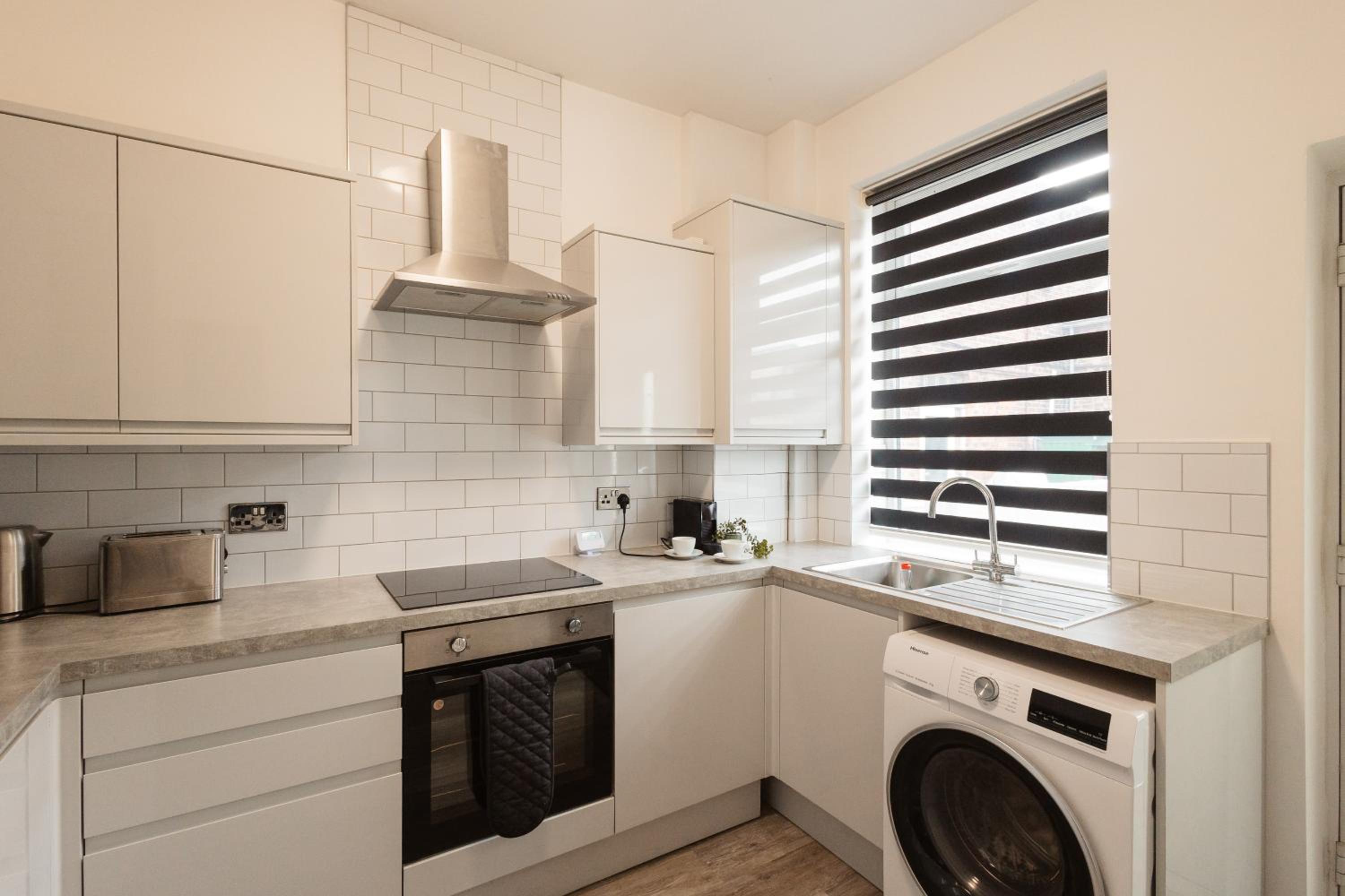 2 Bed 2 Bath Home, Garden, Parking, Sleeps 6, Fast Wifi, Smart TV