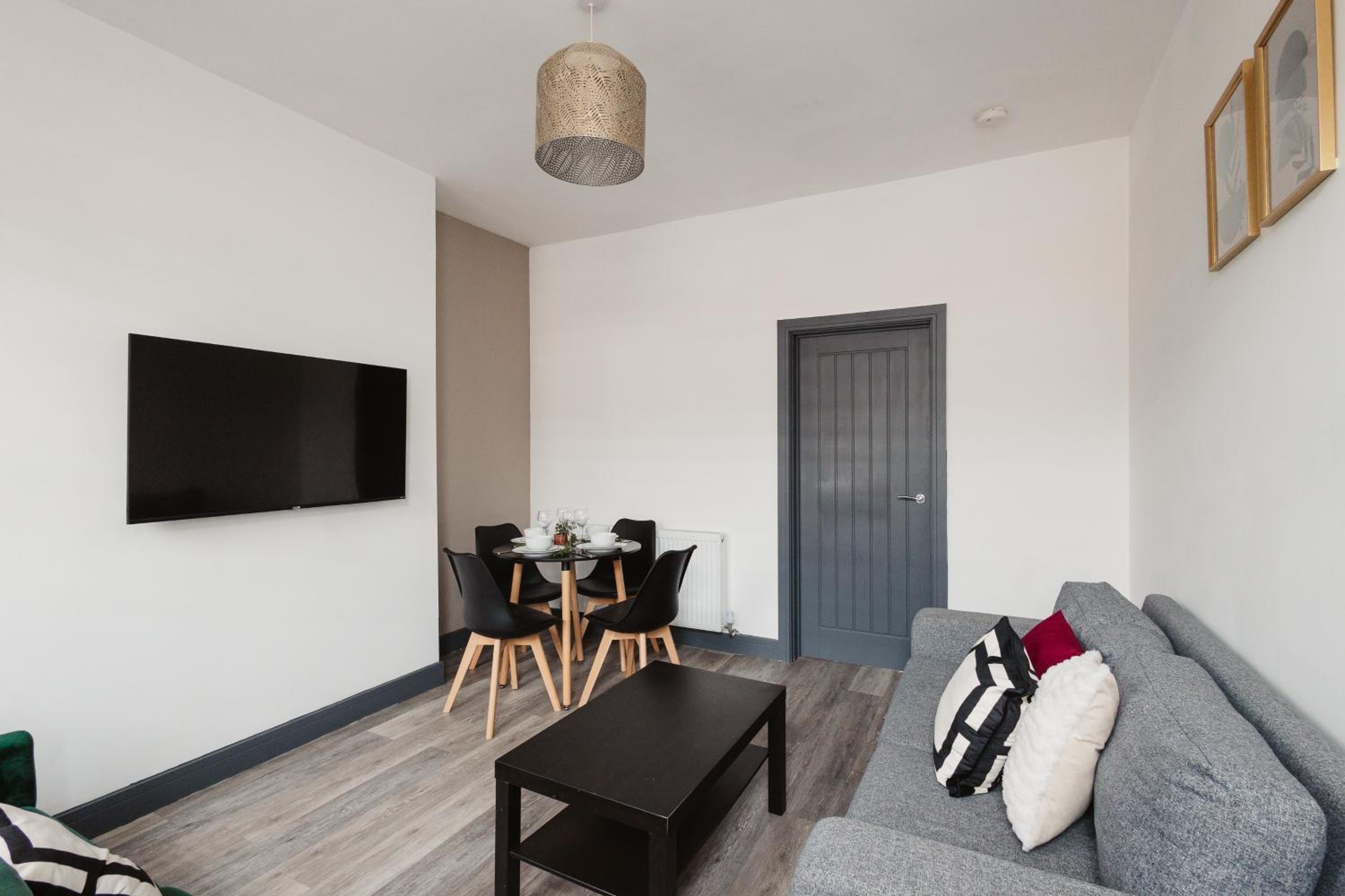 2 Bed 2 Bath Home, Garden, Parking, Sleeps 6, Fast Wifi, Smart TV