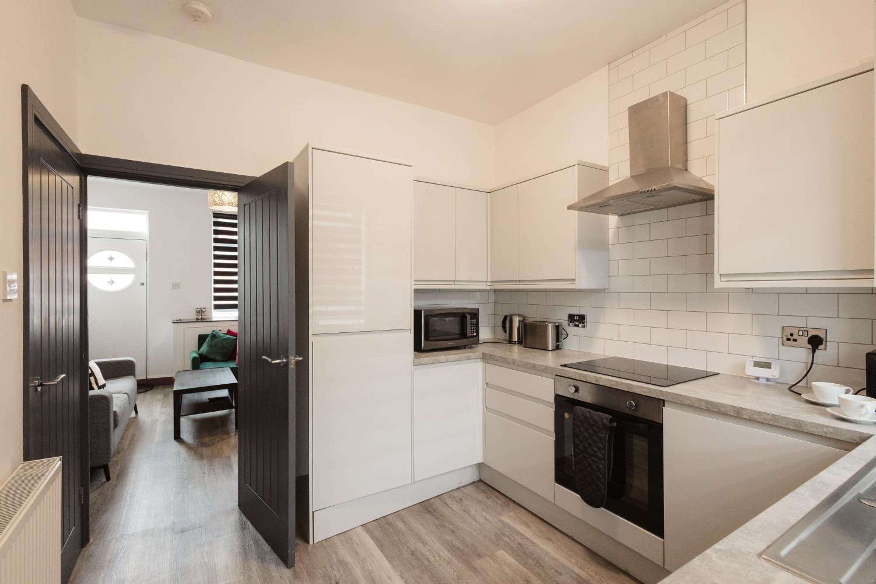 2 Bed 2 Bath Home, Garden, Parking, Sleeps 6, Fast Wifi, Smart TV