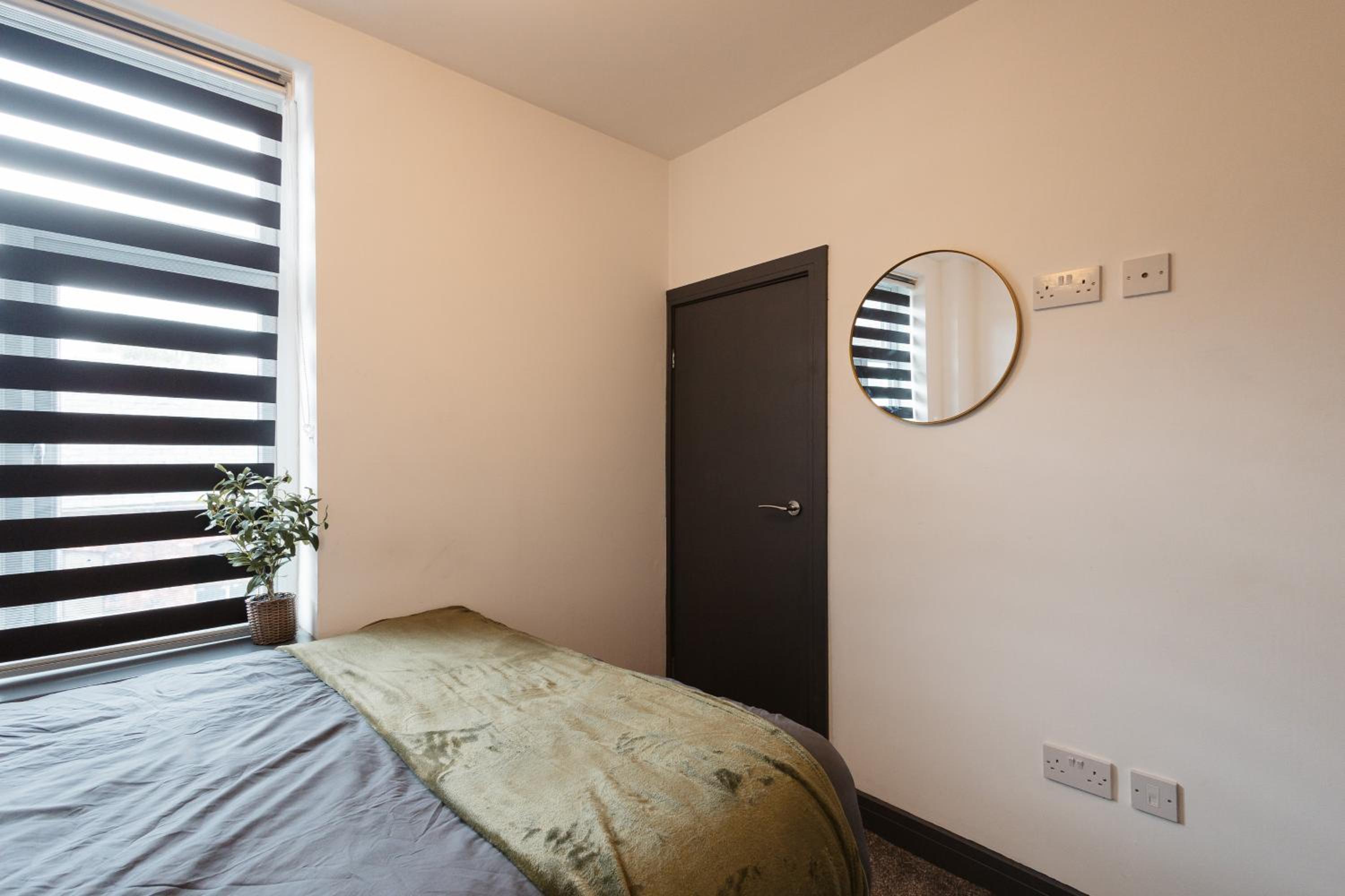 2 Bed 2 Bath Home, Garden, Parking, Sleeps 6, Fast Wifi, Smart TV