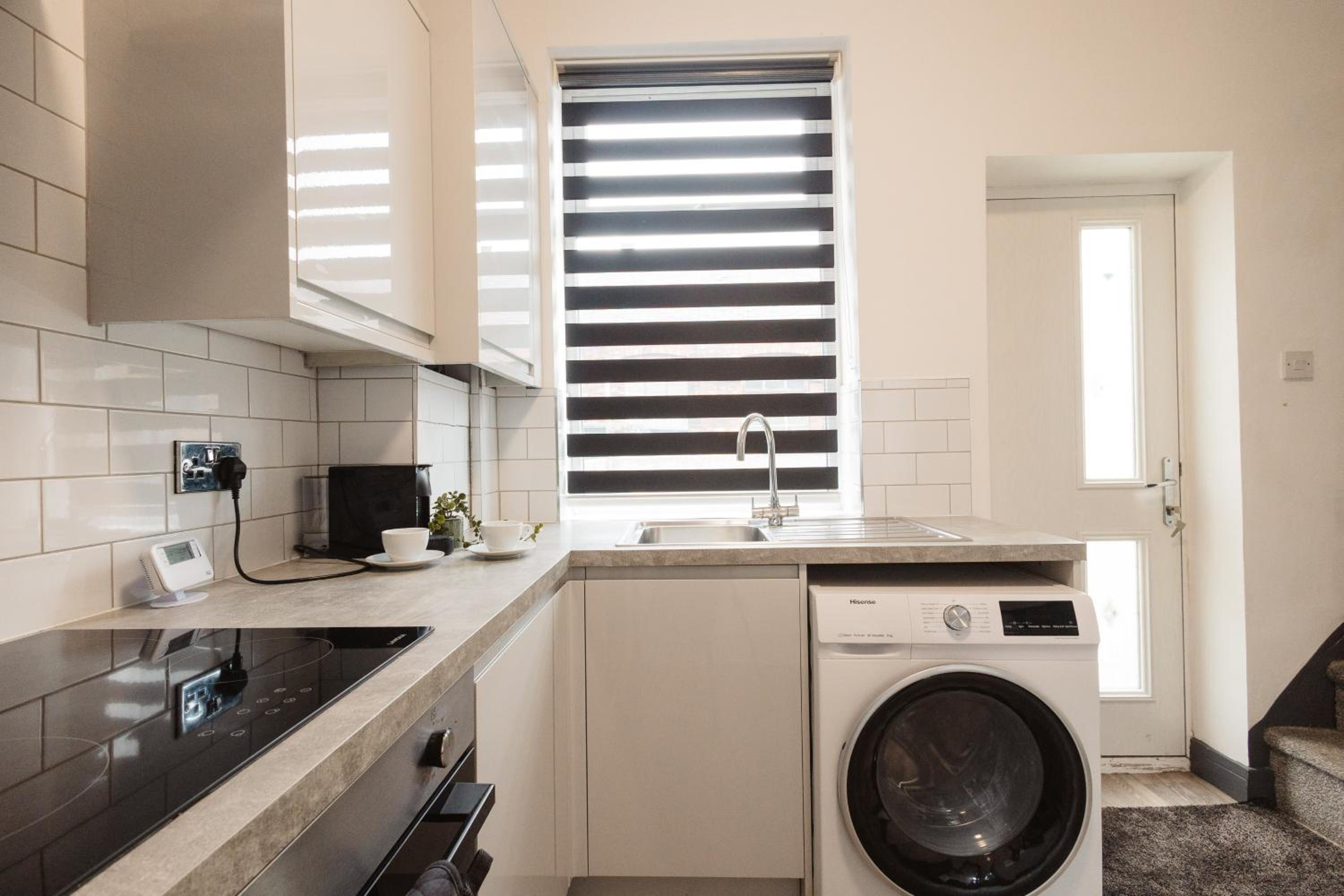2 Bed 2 Bath Home, Garden, Parking, Sleeps 6, Fast Wifi, Smart TV