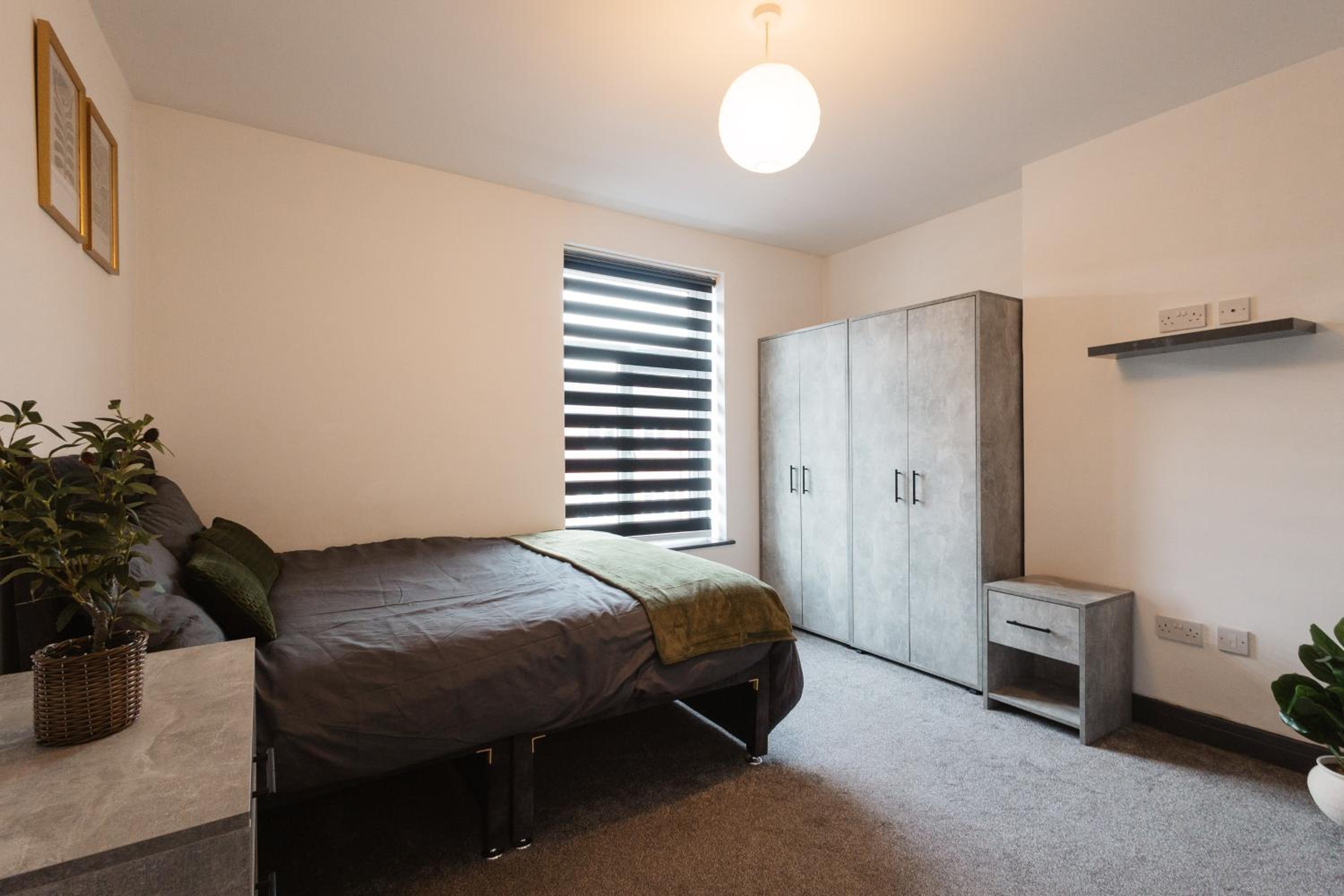 2 Bed 2 Bath Home, Garden, Parking, Sleeps 6, Fast Wifi, Smart TV